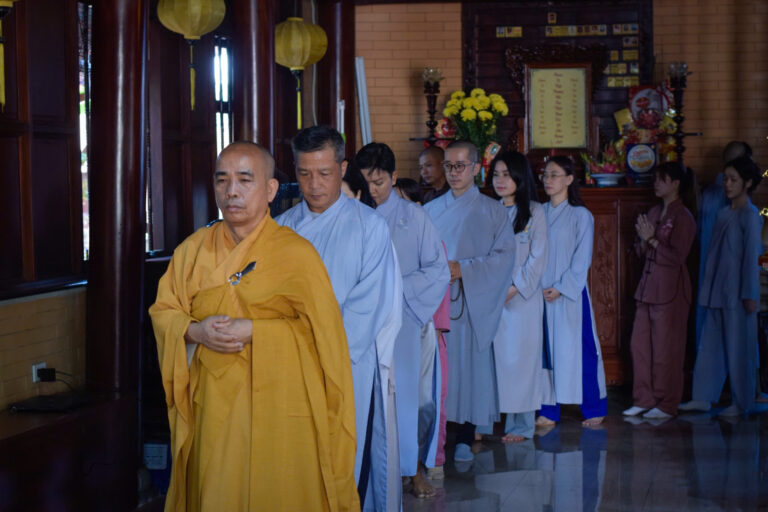 Thầy Viên Trí - thiền hành